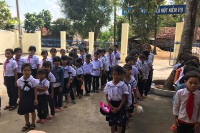 Lễ tặng 120 suất quà năm học mới cho học sinh điểm trường KPlang của Chùa Phước Ấn ( Xã Tân Tiến) và nhóm học sinh – sinh viên: Kết Nối Yêu Thương của Trường ĐH Tây Nguyên