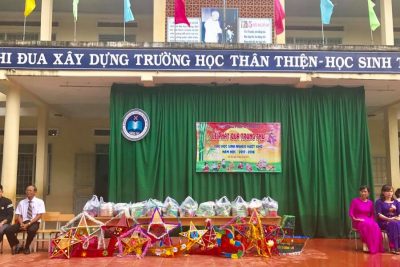 Trường TH Ngô Gia Tự và Liên Đội TH NGT phát quà Trung thu cho các em học sinh nghèo và học sinh các lớp.