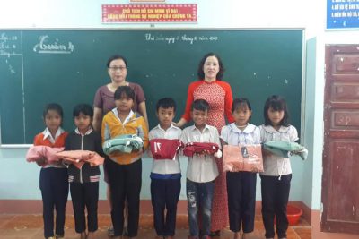 Cảm ơn chị Hoa Hồng Tím đã tặng 21 chiếc áo khoác cho các em học sinh nghèo của 3 lớp: 2D, 3D, 4D tại điểm trường Kplang xã Tân Tiến huyện Krông Pắc, Đăk Lăk. Thay mặt nhà trường xin chân thành cảm ơn chị.