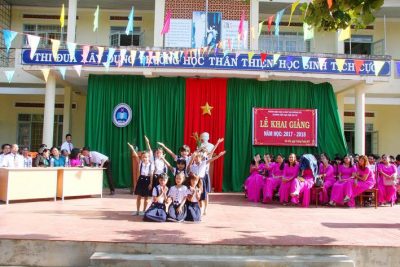 Hình ảnh lễ khai giảng và tặng quà cho học sinh có hoàn cảnh khó khăn của Công Ty  Grand Place Chocola Khu Công Nghiệp Việt Nam – Singapore năm học 2017 – 2018